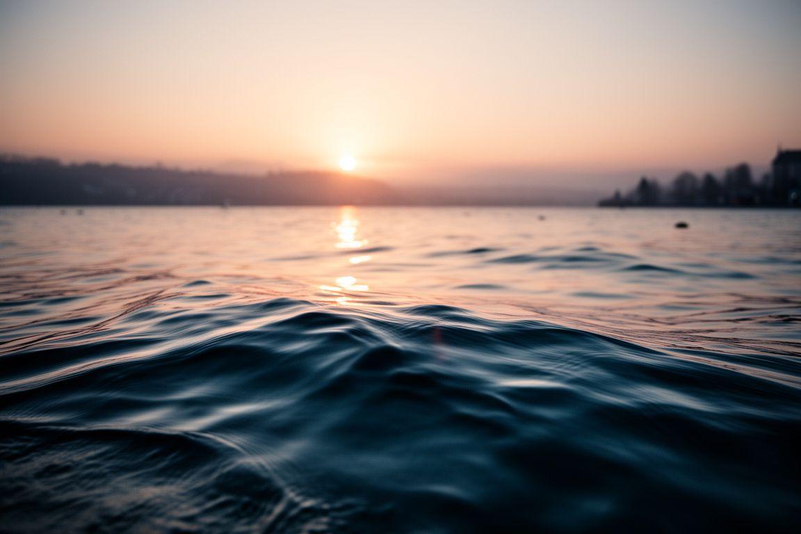 Zürichsee bei Sonnenuntergang mit sanften Wellen und warmem Abendlicht